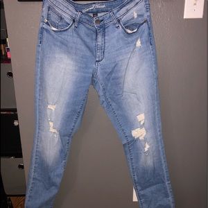 Universal Thread ripped jeans in GREAT condition!!